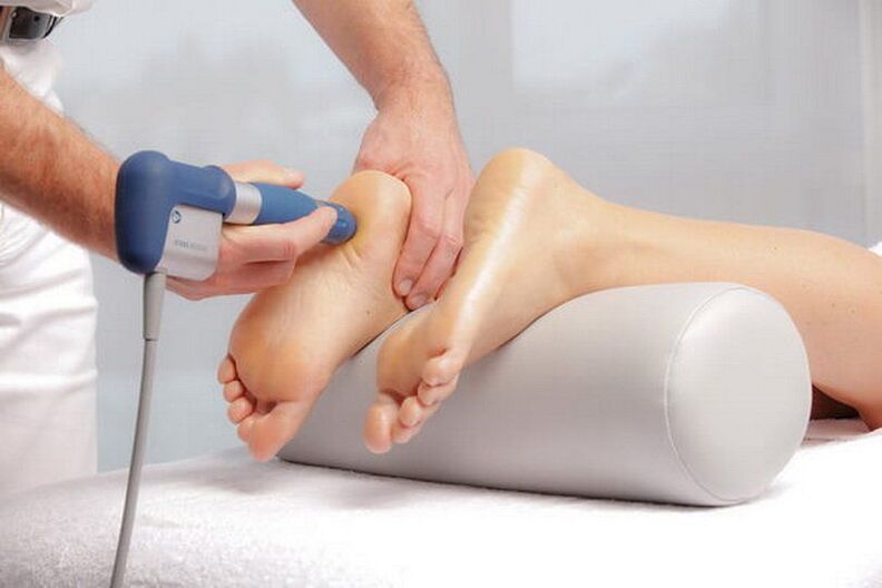 Durchführung einer Stoßwellentherapie.